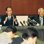破綻した兵庫銀行の受け皿となる新銀行について会見する神戸商工会議所の牧冬彦会頭（左）と米田准三副会頭＝１９９５年９月、神戸商工会議所
