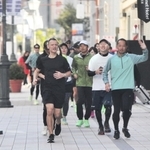 三宮の街中を走るランニングサークル「Ｘ１５」の参加者たち＝神戸市中央区三宮町１