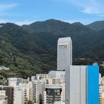 稜線（りょうせん）の左端に見える神戸布引ハーブ園から、右端の摩耶山を結ぶロープウエーの建設構想が持ち上がっている（神戸・三宮から撮影）