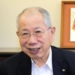 インタビューに応じる播州信用金庫の和田長平会長＝姫路市南駅前町