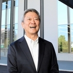 今月完成した新社屋の前に立つ大和工業社長の小林幹生氏。「当社のＨ形鋼を使っています」と話す＝姫路市大津区吉美
