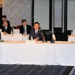 円卓会議であいさつする経済同友会の新浪剛史代表幹事（前列右から２人目）＝神戸市中央区港島中町６