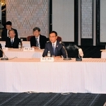 円卓会議であいさつする経済同友会の新浪剛史代表幹事（前列中央）＝神戸市中央区港島中町６