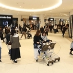 大勢の客が訪れた真新しい店内＝２６日午前、神戸市垂水区海岸通、三井アウトレットパーク　マリンピア神戸（撮影・小林良多）