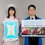 青森県フェアをＰＲする「クリーンライスレディあおもり」の大久保春香さん（左）ら＝神戸市中央区東川崎町１、神戸新聞社