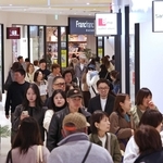 開業初日に大勢の客で混雑する売り場＝２６日午後、神戸市垂水区海岸通（撮影・小林良多）