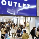 開業初日を迎え、大勢の客で混雑する売り場＝２６日午後、神戸市垂水区海岸通（撮影・小林良多）