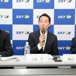 報道関係者向けの説明会で、国際線の就航を検討する意向を示したスカイマークの本橋学社長（中央）ら同社役員＝神戸市中央区