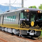 新観光列車「はなあかり」。１～３月は臨時特急「かにカニはまかぜ」とつないで運行する（ＪＲ西日本提供）