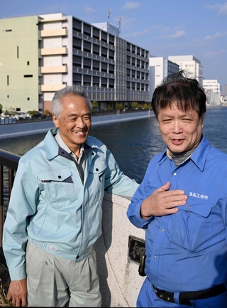 兵庫運河沿いに立つ神戸市ものづくり工場を背に、阪神・淡路大震災からの歩みを語り合う藤森功一さん（右）と栗山崇さん＝神戸市兵庫区（撮影・斎藤雅志）