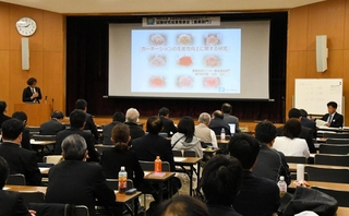 農業分野の最新の研究成果などが紹介された「試験研究成果発表会」＝神戸市中央区山本通４