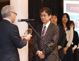 表彰を受ける「ＡＳＢＡ（アジア合成生物学会）実行委員会」委員長の近藤昭彦神戸大副学長（左から２人目）＝神戸市中央区波止場町