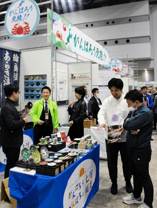 北陸の業者が集まる支援ブースも設けられた会場＝東京都江東区、東京ビッグサイト