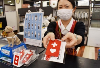 ダイエーが店頭で配布を始めたヘルプマーク＝神戸市西区糀台５、イオンフードスタイル西神中央店