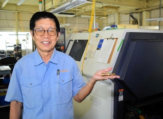 「日本の製造業が頑張らなければ」と話す波田精機の波田茂和社長＝神戸市西区見津が丘２