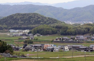 豊かな自然が広がり、集落が点在する。高齢化、人口減を乗り越える国土計画、経済政策が求められて久しい＝加西市