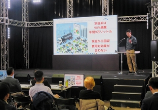 航空燃料に使える廃食用油の回収システム構想を説明する「ソーシャルブリッジ」の宋浩典さん＝大阪市北区茶屋町、ＭＢＳちゃやまちプラザ 