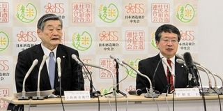 ユネスコ無形文化遺産の登録決定を受け、喜びを語る小西酒造の小西新右衛門社長（左）ら＝５日午前、東京都港区
