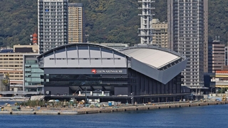 来春開業予定の「ジーライオンアリーナ神戸」＝神戸市中央区港島１から（撮影・長嶺麻子）