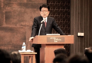 日本社会の人口減少について話す増田寛也氏＝神戸市中央区波止場町、ホテルオークラ神戸