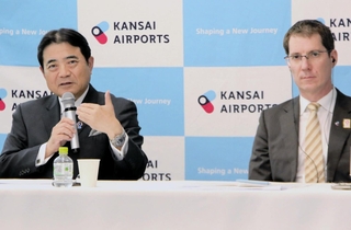 神戸空港のターミナル内に飲食３店舗を設ける計画を明らかにした関西エアポートの山谷佳之社長（左）ら＝大阪府泉佐野市