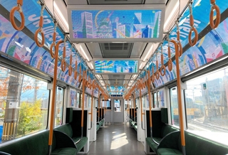 ＪＲ西日本が来年３月１５日～１０月１３日に運行する「エキスポライナー」の車両内部（同社提供）