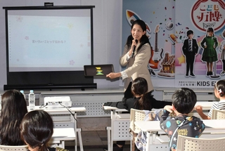 「こども万博ミニ」で、思いの伝え方を子どもたちと考える手塚麻里さん＝神戸市中央区東川崎町１、神戸ハーバーランドｕｍｉｅ