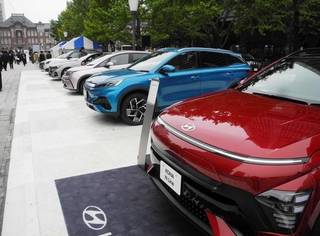 最新の電動車が並ぶ。環境の世紀を迎え、自動車業界は目覚ましく進化している＝１１月、東京・丸の内