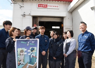 活気のある職場づくりを進めてきた高口明浩社長（右端）。「スターリンク」導入サービスのイメージイラストは、新入社員が手がけた＝神戸市西区櫨谷町長谷