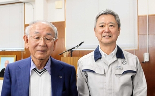 大和工業の創立８０周年記念式典に出席する小林幹生社長（右）と井上浩行会長。背景に、創業者井上浅次氏の遺影がある＝１１月、姫路市大津区吉美（同社提供）