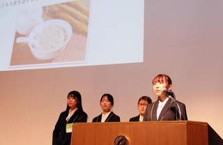 大学コンソーシアムひょうご神戸の懇親会で、企業の課題解決に取り組んだ事例を発表する神戸親和大の学生ら＝神戸市中央区港島中町６、神戸ポートピアホテル