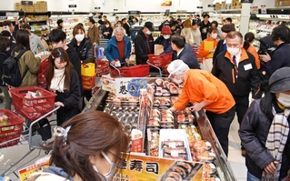 オープン初日、詰めかけた買い物客でごった返す「オーケー高井田店」＝11月26日、大阪府東大阪市