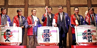 鏡開きで無形文化遺産登録を祝う酒造関係者ら＝８日、伊丹市宮ノ前２