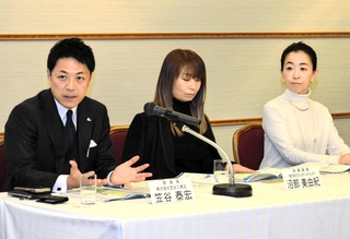 提言の内容を説明する神戸経済同友会の笠谷泰宏提言特別委員長（左）＝神戸市中央区港島中町６、神戸ポートピアホテル