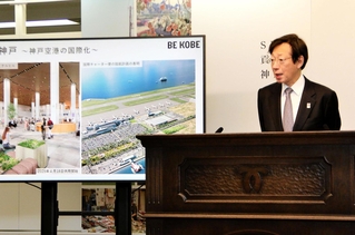 神戸空港からホテルに手荷物を送るサービスの実施に意欲を示す神戸市の久元喜造市長＝神戸市役所