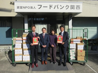フードバンク関西の中島理事長（右から２人目）に食品を寄贈した損保ジャパンの水越神戸支店長（右端）ら＝東灘区深江本町１