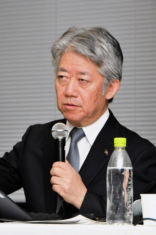 記者会見で質問に答える川崎重工業の橋本康彦社長＝２７日夜、東京都港区（撮影・堀内達成）