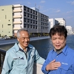 兵庫運河沿いに立つ神戸市ものづくり工場を背に、阪神・淡路大震災からの歩みを語り合う藤森功一さん（右）と栗山崇さん＝神戸市兵庫区（撮影・斎藤雅志）