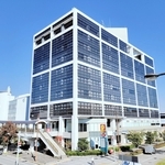 沢井製薬が「神戸分析研究センター」を置く神戸キメックセンタービル＝神戸市中央区港島南町１