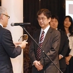 表彰を受ける「ＡＳＢＡ（アジア合成生物学会）実行委員会」委員長の近藤昭彦神戸大副学長（左から２人目）＝神戸市中央区波止場町