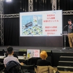 航空燃料に使える廃食用油の回収システム構想を説明する「ソーシャルブリッジ」の宋浩典さん＝大阪市北区茶屋町、ＭＢＳちゃやまちプラザ 