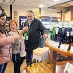 酒造用具などの見学後、直売所に並ぶ日本酒を品定めする訪日客＝神戸市東灘区魚崎西町１、菊正宗酒造記念館