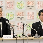 ユネスコ無形文化遺産の登録決定を受け、喜びを語る小西酒造の小西新右衛門社長（左）ら＝５日午前、東京都港区