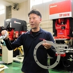 復興支援工場から自立し、自前の建屋で操業を続ける高田工業所の高田陽司社長＝神戸市西区見津が丘５