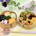 お弁当部門最優秀賞に選ばれた松井寧香さんの「宝塚花のみち弁当」（兵庫県提供）