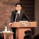 日本社会の人口減少について話す増田寛也氏＝神戸市中央区波止場町、ホテルオークラ神戸