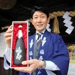 大吟醸酒「福寿　復興の一滴」と神戸酒心館の安福武之助社長。売り上げは全額寄付する＝神戸市東灘区御影塚町１、神戸酒心館