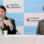 神戸空港のターミナル内に飲食３店舗を設ける計画を明らかにした関西エアポートの山谷佳之社長（左）ら＝大阪府泉佐野市