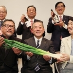 朝来市の岩津ねぎを手にする「ふるさとの光」の選定者３人（前列）。藤岡勇朝来市長（後列中央）らも地元の日本酒をアピールした＝１２日午後、神戸市中央区北野町４、神戸倶楽部（撮影・笠原次郎）