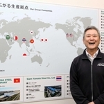 新社屋の展示室に掲げられた世界地図の前に立つ大和工業社長の小林幹生氏。特に三井物産時代の米国勤務が印象深いという＝姫路市大津区吉美